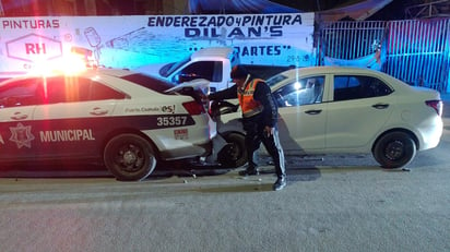 De madrugada, ebrio conductor choca contra patrulla de la Dirección de Seguridad Pública Municipal de Torreón, el hombre fue detenido por el estado en el que manejaba y alterar el orden.