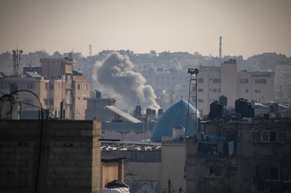 Asimismo, según la agencia para los refugiados palestinos de la ONU (UNRWA), solo cinco centros sanitarios de los 22 dependientes de esta entidad están operativos ahora en el centro y sur de la Franja. (HAITHAM IMAD / EFE)