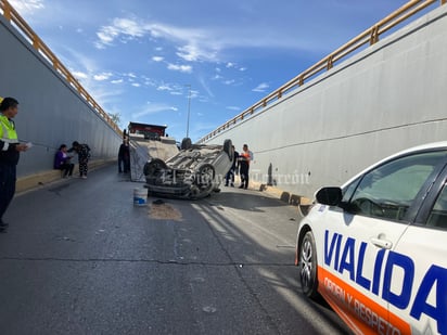Se registró una volcadura en el desnivel que se encuentra por la carretera a Mieleras, en Torreón.