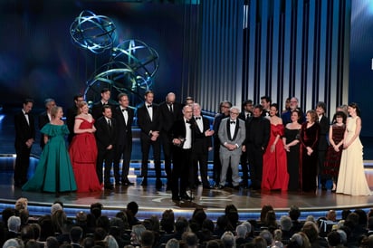 El equipo de Succession, ganadores del premio a la mejor serie dramática, posan en la sala de prensa durante la 75ª edición de los Primetime Emmy Awards (EFE) 