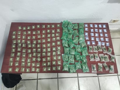 La mochila contenía droga y dinero en efectivo.