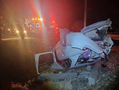 El vehículo con ayuda de una grúa fue remolcado al corralón. (EL SIGLO DE TORREÓN)