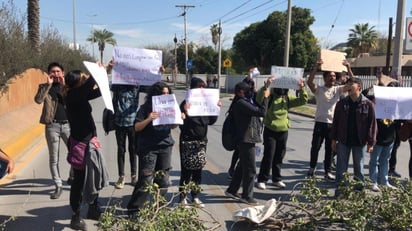 Los jóvenes gritaron consignas y portaron pancartas de inconformidad. (FERNANDO COMPEÁN / EL SIGLO DE TORREÓN)