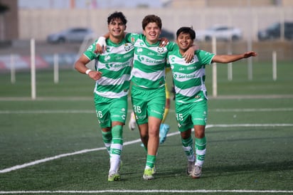 'Fano' Carrillo, Tahiel Jiménez y Alex 'Pescadito' Valencia, celebran uno de los goles con los cuales los albiverdes vencieron al Puebla (SANTOS)