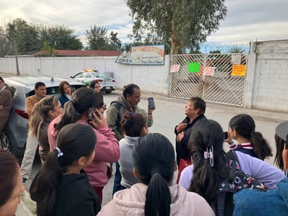 Padres de familia acusan supuestas irregularidades en el plantel.