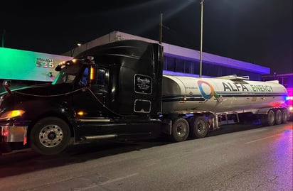 Sobre Libramiento Oscar Flores Tapia, en el municipio de Arteaga, se detuvo la pipa cargada de combustible. 