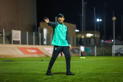 Apenas llegó a la Comarca Lagunera, el estratega dirigió su primera práctica con Santos Laguna en el TSM, misma que fue nocturna, comenzando su preparación para visitar el próximo domingo a Pumas (CORTESÍA CLUB SANTOS)