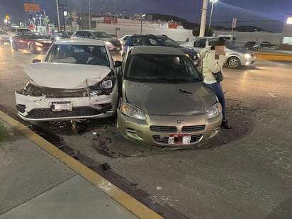 Dodge Stratus, modelo 2003, color arena, con placas de circulación del estado de Chihuahua chocó con un Volkswagen Gol, modelo 2010, color blanco. (EL SIGLO DE TORREÓN)