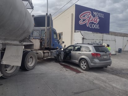 Choque entre tráiler de la empresa Pilgrims y una camioneta Dodge Journey. (EL SIGLO DE TORREÓN)