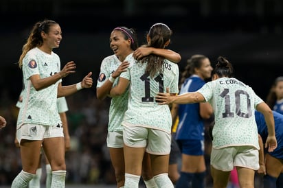 Luego de no poder clasificarse a la Copa del Mundo, a pesar de ser anfitrión en las eliminatorias, México tuvo que vencer a Puerto Rico y Trinidad & Tobago, para poder estar presente en Copa Oro Femenil. (CONCACAF)