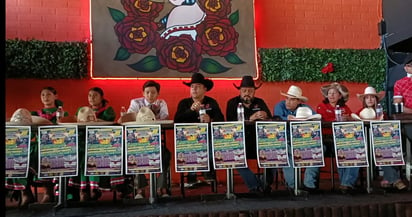 el director del evento, Gustavo Escareño, el juez Oprando Escareño y el jinete actual campeón, Arturo Olvera presentan rodeo 'Vaqueros vs Charros'. (ARCHIVO)