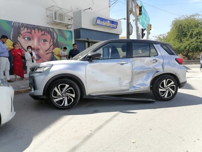 Un conductor alcoholizado que chocó contra una camioneta en la intersección del bulevar Constitución y calle Múzquiz, huyó del lugar de los hechos, sin embargo, fue detenido por elementos de la Policía del Estado de Coahuila, a la altura de la calle Ildefonso Fuentes y el bulevar Independencia.