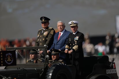 Luis Crescencio Sandoval junto a López Obrador (ARCHIVO)