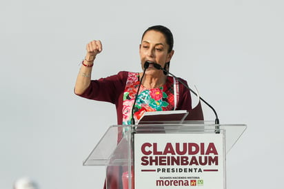  La candidata a la presidencia de México por la coalición Sigamos Haciendo Historia, Claudia Sheinbaum, pronuncia un discurso en un acto por el arranque de su campaña este viernes, en el Zócalo de la Ciudad de México (México). Sheinbaum arranco este viernes su arranque de campaña electoral presidenciales de junio, ante cientos de simpatizantes en el Zócalo. EFE/ Isaac Esquivel