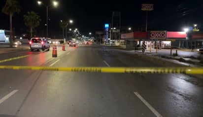 Un hombre falleció durante la madrugada del domingo luego de que fue arrollado tras cruzar, en estado de ebriedad, una transitada vialidad de Saltillo; el conductor del vehículo huyó del lugar de los hechos.