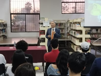 Salvador Chavarría Vázquez dio una pla´tica en la biblioteca pública 'José García de Letona' de la alameda Zaragoza, titulada 'El Cazador de Microbios e Insectos'.