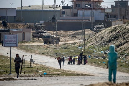 Tanques israelíes apuntan a civiles palestinos en Khan Yunis. (EFE)