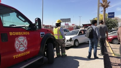 Choca contra contención del Nudo Mixteco y termina sobre la banqueta en sentido contrario en Torreón