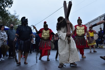 Viacrucis en Monclova. (ARCHIVO)