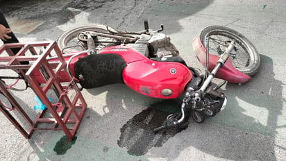 Motociclista resulta lesionado el trasero impactado por la conductora de una camioneta en la intersección de la calzada Colón y avenida Juárez.