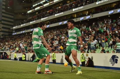 El jugador Diego Medina celebrando junto a Jordan Carrillo al estilo de Cristiano Ronaldo tras abrir el marcador que terminaría en una goleada sobre el Cruz Azul en la cancha del estadio Corona. (Fotos: Ramón Sotomayor)