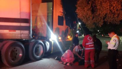 Joven resulta lesionado tras caer de la caja de un tráiler en movimiento en Gómez Palacio