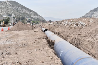Desconocen constructores determinación por la que se decidió introducir la tubería de Agua Saludable por el río Nazas.