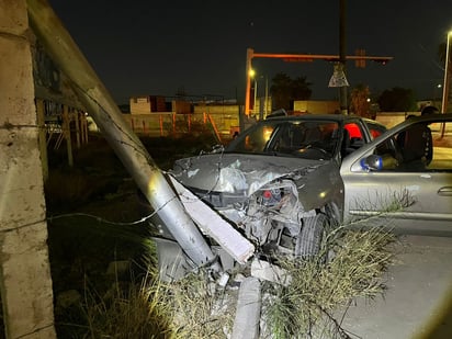 Conductora se impacta contra dos postes y un señalamiento vial, su auto acabó con graves daños