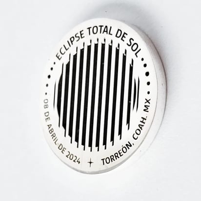 Moneda conmemorativa de plata sobre el Eclipse Total Solar. (FABIOLA P. CANEDO)