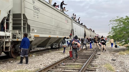 Migrantes suben al tren en Gómez Palacio. (LUPITA MIRANDA)
