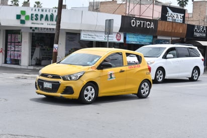 De 912 solicitudes de concesiones de taxis aprobadas en la licitación pública, 894 fueron debidamente pagadas ante la Tesorería Municipal de Torreón hasta el pasado viernes 15 de marzo, cuando venció el plazo para cubrir el monto correspondiente, por lo que podrán continuar en el proceso para empezar a operar el servicio.