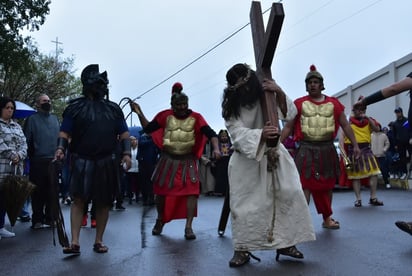 La histórica parroquia del Santo Cristo del Ojo de Agua, situada en el corazón del barrio más antiguo de Saltillo, se prepara para recibir a un estimado de 15 mil personas este año en su tradicional viacrucis viviente, junto a las actividades propias de Semana Santa.