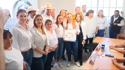 Ana Karen Sánchez acudió este domingo ante el Instituto Electoral de Coahuila para registrar su candidatura para la alcaldía de Arteaga por el PRI, UDC y PRD.