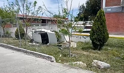 Un repartidor de tortillas terminó con su vehículo volcado al interior de un plantel educativo al sur de Saltillo. (EL SIGLO DE TORREÓN)
