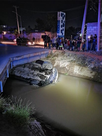 Conductora cae a canal de riego