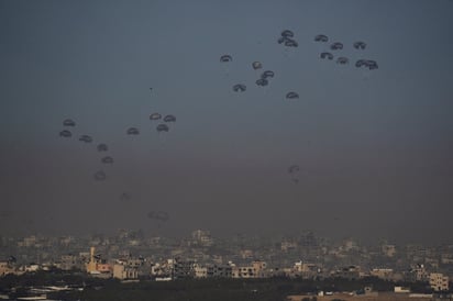 Ayuda humanitaria es lanzada desde el aire a la Franja de Gaza. (AP)