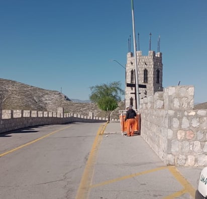 Refuerzan limpieza en el Cerro de las Noas para recibir a cientos que lo visitarán durante el Viacrucis de hoy.