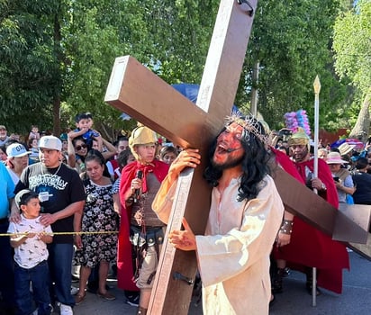 Viacrucis en la Parroquia del Santo Cristo del Ojo de Agua. (PENÉLOPE CUETO)