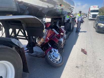 Motociclista se impacta contra pipa en la carretera Gómez Palacio-Jiménez