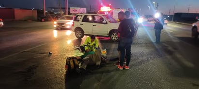 Conductor de camioneta le corta la circulación a un motociclista y lo manda al hospital, en Torreón