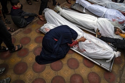 Mujer palestina llora a sus familiares asesinados por un bombardeo israelí en la Franja.  (AP)