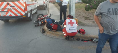 Motociclista termina lesionado tras chocar en la parte baja del puente Centenario de Gómez Palacio