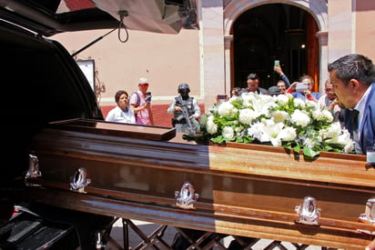 otografía del ataúd con el cuerpo de la aspirante a alcaldesa Bertha Gisela Gaytán, asesinada a balazos tras su primer mitin de campaña en la comunidad de San Miguel Octopan, en la Catedral del municipio de Celaya. (ARCHIVO)