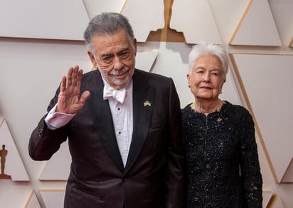 Fotografía de archivo fechada el 27 de marzo de 2022 de Francis Ford Coppola y Eleanor Coppola durante la alfombra roja de la entrega de los Premios Óscar, en el Teatro Dolby de Los Ángeles, California (EE.UU.). La documentalista y artista estadounidense Eleanor Coppola, esposa del cineasta Francis Ford Coppola y matriarca de un clan en el que también hay figuras destacadas del séptimo arte como Sofia Coppola, falleció este viernes a los 87 años, informó su familia. EFE/ Javier Rojas