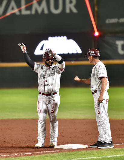 Tras pasaporte a Córdoba, Liarvis Breto entró al relevo y fue recibido por Jonathan Villar, quien conectó su primer hit de la temporada, un batazo de botes altos hacia el jardín izquierdo, con el que Flores anotó la del empate. (Foto: Ramón Sotomayor)