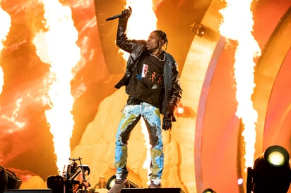 ARCHIVO - Travis Scott durante su presentación en el Festival Astroworld en Houston, el 5 de noviembre de 2021. Un juez de Texas escuchará el lunes 15 de abril de 2024 los argumentos sobre la solicitud de la estrella del rap Travis Scott de desestimar una demanda por el festival mortal Astroworld. (Foto Amy Harris/Invision/AP, archivo)