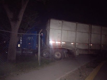 Tráiler derriba termina dentro de una propiedad privada en Gómez Palacio