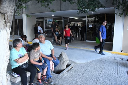 Desde el pasado jueves, trabajadores de la clínica 71 comenzaron a laborar bajo protesta por la mala calidad del aire acondicionado.