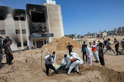 Los equipos de rescate de la defensa civil de la Franja de Gaza han recuperado ya 392 cadáveres de varias fosas comunes en el hospital Naser de Jan Yunis. (EFE)