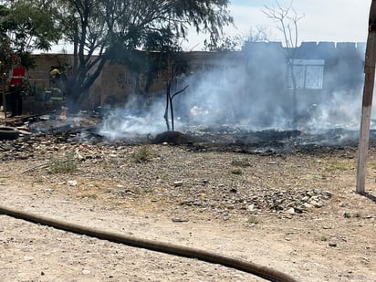 Jacales incenciados en la colonia Lázaro Cárdenas. 